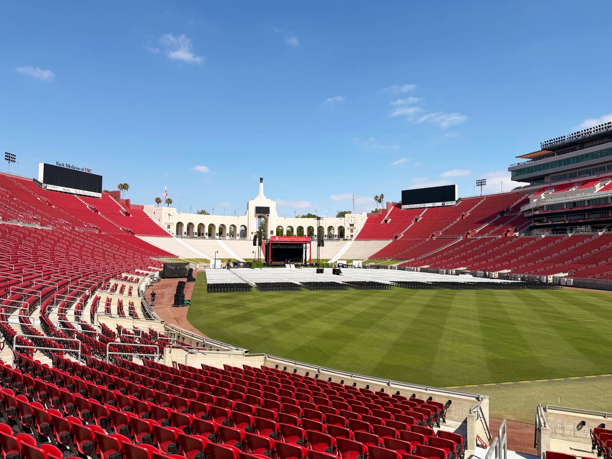 USC's tweet photo. Campus is getting ready for you, Trojans. ❤️💛 We can’t wait to celebrate the Class of 2026! #USCGrad https://t.co/7KfTGSAnyx