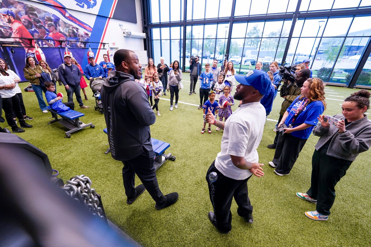hsjrphoto's tweet photo. #Bills @raydavis discusses his new foundation "Beat the Odds" and gives foster children a tour of the @BuffaloBills practice facility. https://t.co/hq0bRU9M1L