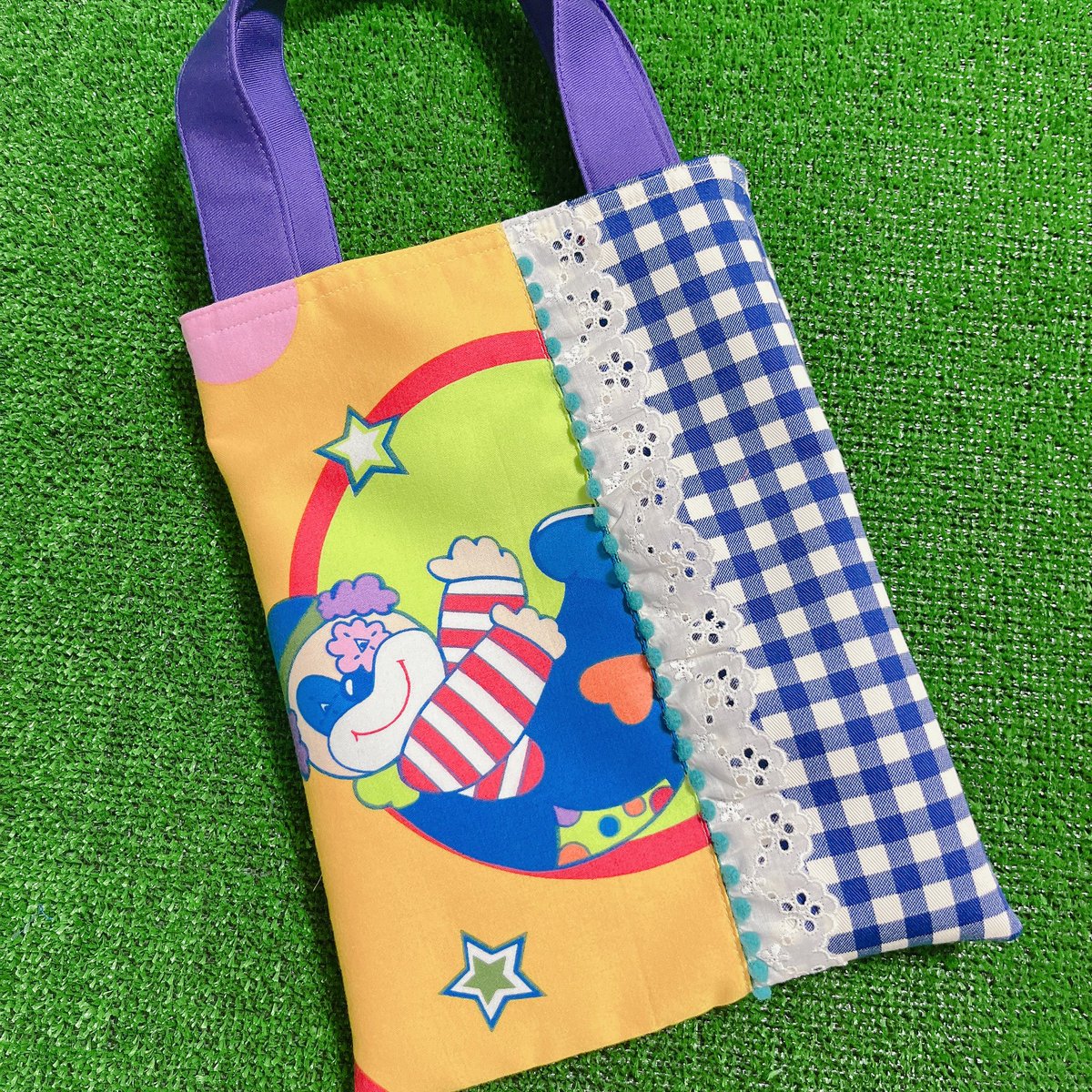 mamyuhandmade's tweet photo. かわいいイラストのヴィンテージファブリックで小ぶりなバッグ作りました

28cm×22cmのちょっとそこまで…の時にちょうどいいサイズです

デザインフェスタvol.63にお持ちします

#デザインフェスタ
#デザフェス63 
#ヴィンテージファブリック 
#レトロ
#ハンドメイドバッグ https://t.co/PJnZS8iqA8