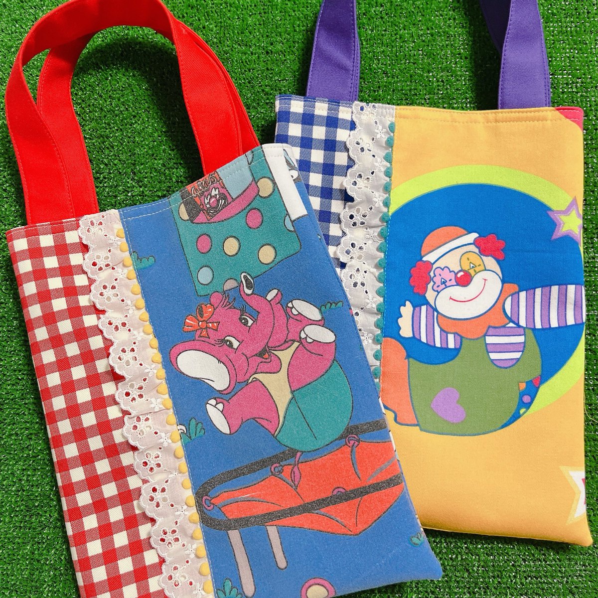 mamyuhandmade's tweet photo. かわいいイラストのヴィンテージファブリックで小ぶりなバッグ作りました

28cm×22cmのちょっとそこまで…の時にちょうどいいサイズです

デザインフェスタvol.63にお持ちします

#デザインフェスタ
#デザフェス63 
#ヴィンテージファブリック 
#レトロ
#ハンドメイドバッグ https://t.co/PJnZS8iqA8