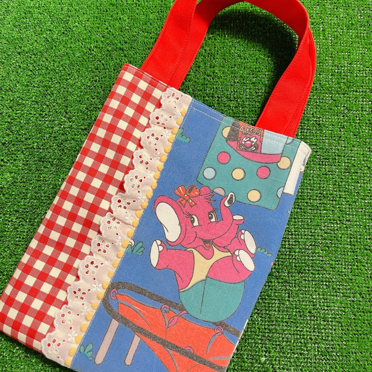 mamyuhandmade's tweet photo. かわいいイラストのヴィンテージファブリックで小ぶりなバッグ作りました

28cm×22cmのちょっとそこまで…の時にちょうどいいサイズです

デザインフェスタvol.63にお持ちします

#デザインフェスタ
#デザフェス63 
#ヴィンテージファブリック 
#レトロ
#ハンドメイドバッグ https://t.co/PJnZS8iqA8
