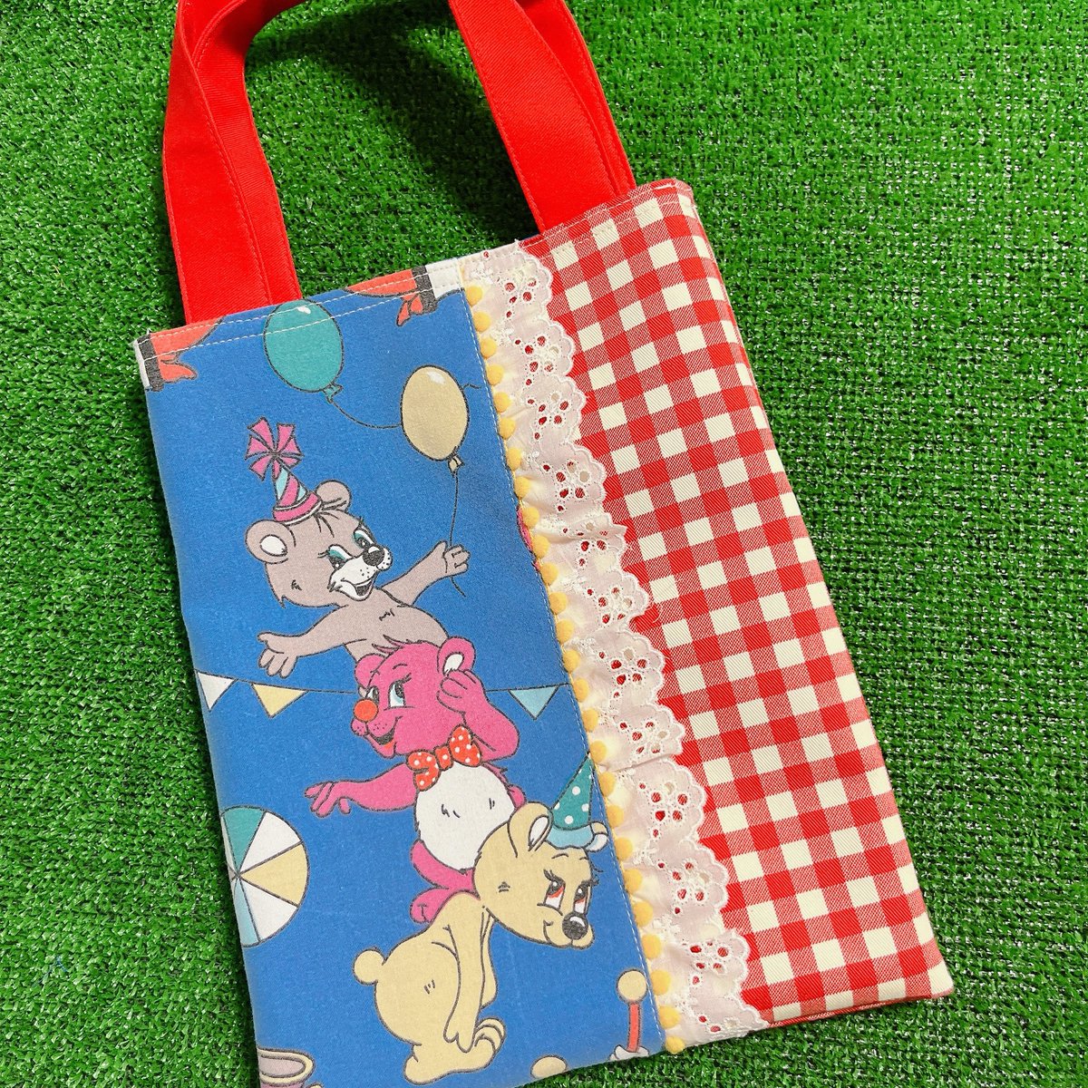 mamyuhandmade's tweet photo. かわいいイラストのヴィンテージファブリックで小ぶりなバッグ作りました

28cm×22cmのちょっとそこまで…の時にちょうどいいサイズです

デザインフェスタvol.63にお持ちします

#デザインフェスタ
#デザフェス63 
#ヴィンテージファブリック 
#レトロ
#ハンドメイドバッグ https://t.co/PJnZS8iqA8