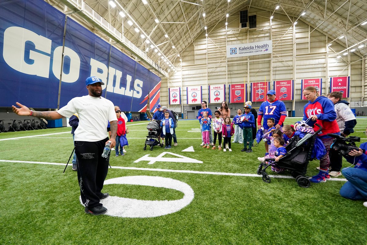 hsjrphoto's tweet photo. #Bills @raydavis discusses his new foundation "Beat the Odds" and gives foster children a tour of the @BuffaloBills practice facility. https://t.co/hq0bRU9M1L