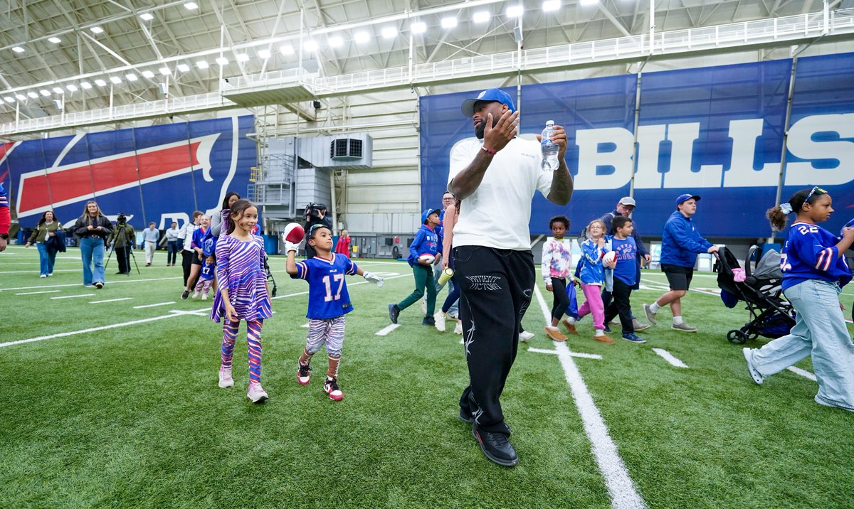 hsjrphoto's tweet photo. #Bills @raydavis discusses his new foundation "Beat the Odds" and gives foster children a tour of the @BuffaloBills practice facility. https://t.co/hq0bRU9M1L