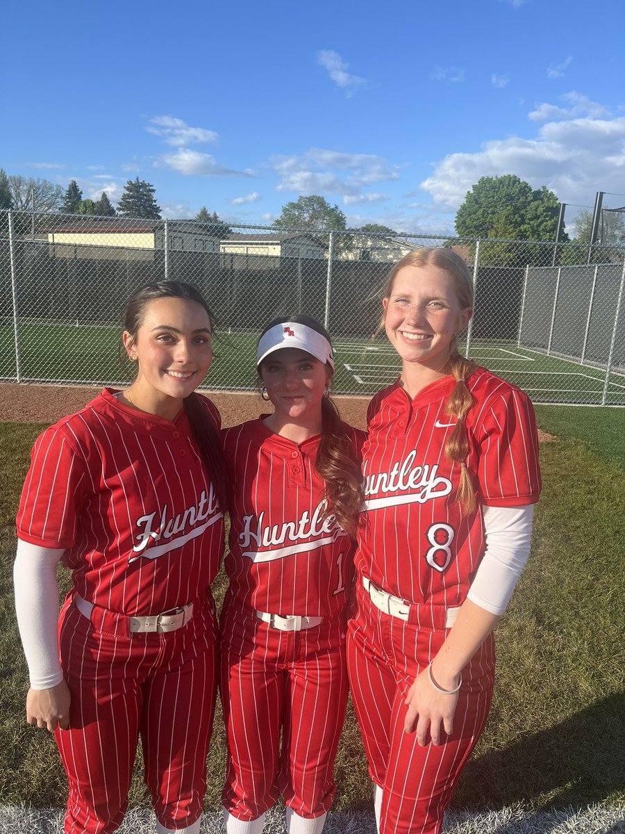 HuntleySoftball's tweet photo. Varsity 17
McHenry 6 https://t.co/vYxEN4YX7a