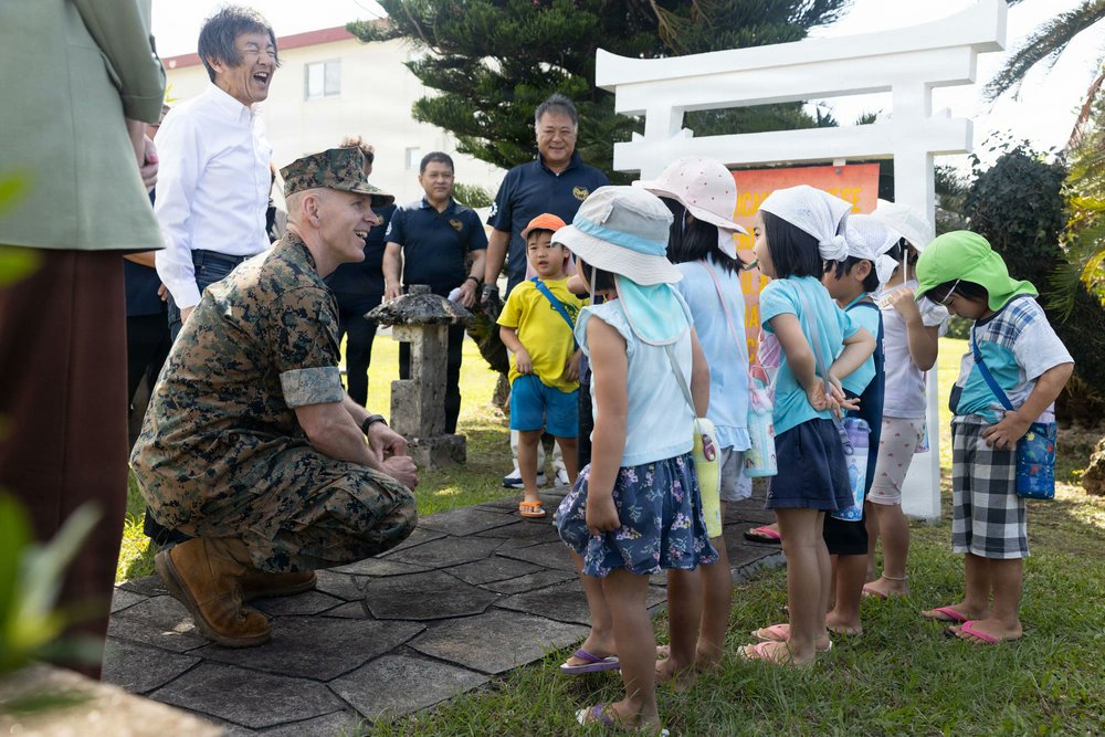 USForcesJapan's tweet photo. U.S. Marines and members of the Uruma Chamber of Commerce &amp; Industry, and local children plant flowers during a Flower Planting ceremony at Camp Courtney, Okinawa 🇯🇵. The flowers, donated by the chamber of commerce, planted help foster the relations between the Marines &amp; locals. https://t.co/dnpZqISPcS