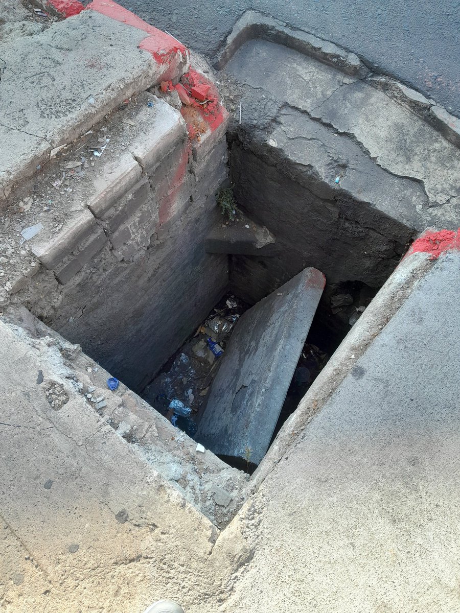 litomd's tweet photo. Aquí las fotos de la tapa hundida en acera de esquina de 12 Av y 28 calle zona 5 

@muniguate esa tapa hundida es un peligro para los transeúntes https://t.co/F4hNMGRO5S