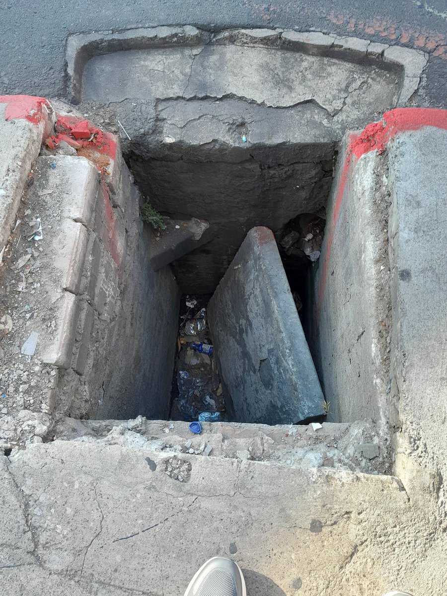 litomd's tweet photo. Aquí las fotos de la tapa hundida en acera de esquina de 12 Av y 28 calle zona 5 

@muniguate esa tapa hundida es un peligro para los transeúntes https://t.co/F4hNMGRO5S