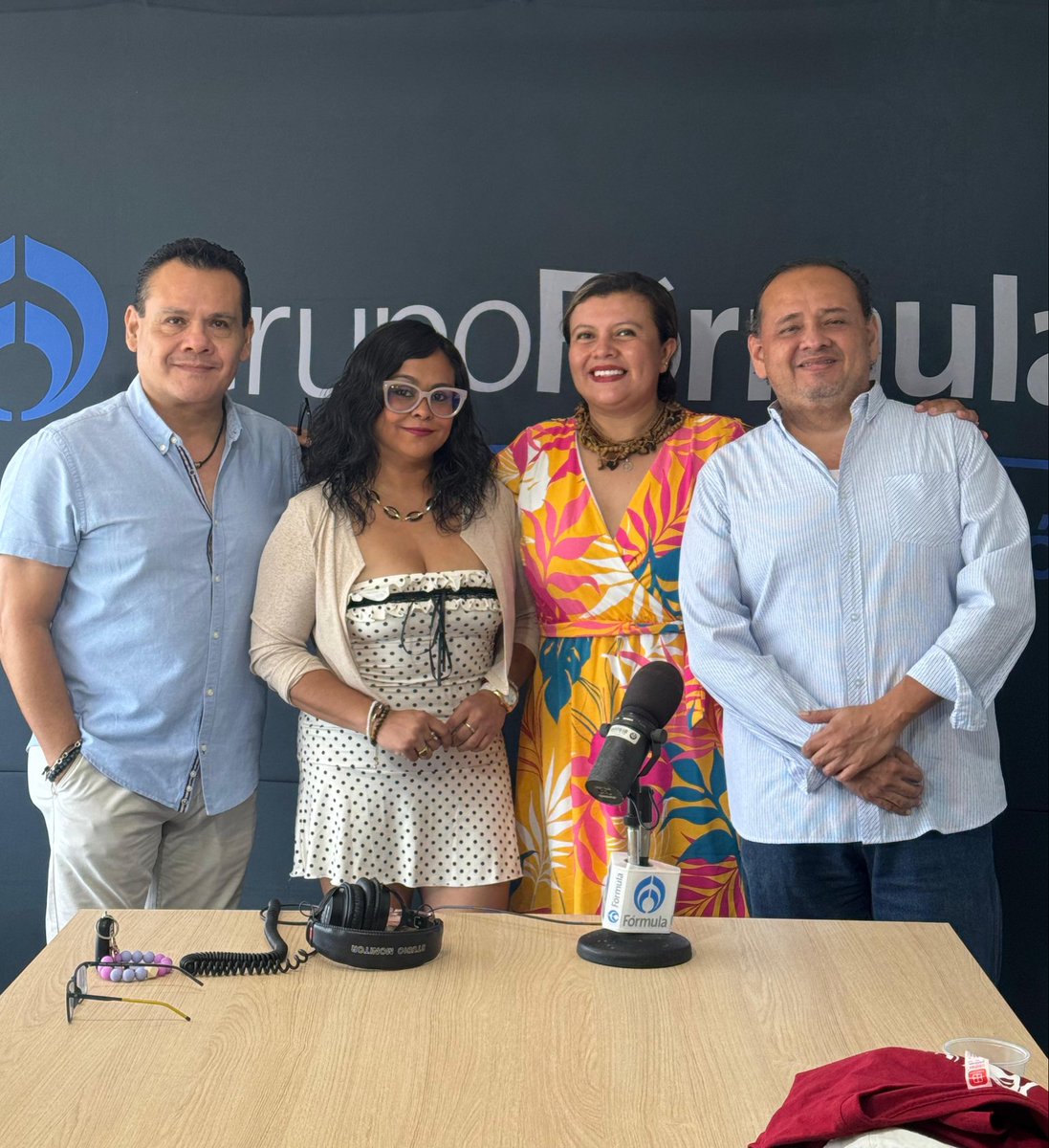 EmilioML's tweet photo. Esta mañana, el Director General del Grupo Radio Fórmula Guerrero, Marco Antonio Aguileta me presentó con el equipo de las ecomo nuevo locutor de TRIÓN 96.1 FM. Estoy muy agradecido y feliz por incorporarme a las grandes ligas de la radio de México. #EscuchaLaRadio https://t.co/iBIC7ssKym