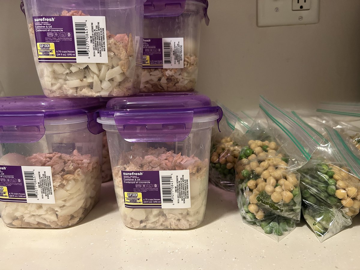 amycountscals's tweet photo. meal prep done :) last week it took 3hrs and today I finished in 2hrs20mins, next week I’m aiming for 2hrs 👀… still need to go the gym today so I’ve gotta move fast😅 https://t.co/Fqlybk7HbU