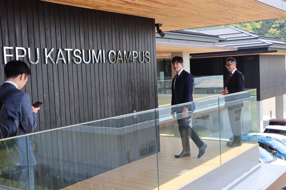 FukuiPref_Univ's tweet photo. 石田福井県知事が、かつみキャンパスを視察！

キャンパス内の施設や教育・研究環境、開放的な空間をご覧いただきました✨
かつみキャンパスは、現在放送中の月9ドラマ「サバ缶、宇宙へ行く」の制作発表が行われた場所としても話題になっています🌿

#福井県立大学 #サバ缶宇宙へ行く https://t.co/6EeDD4gLXI