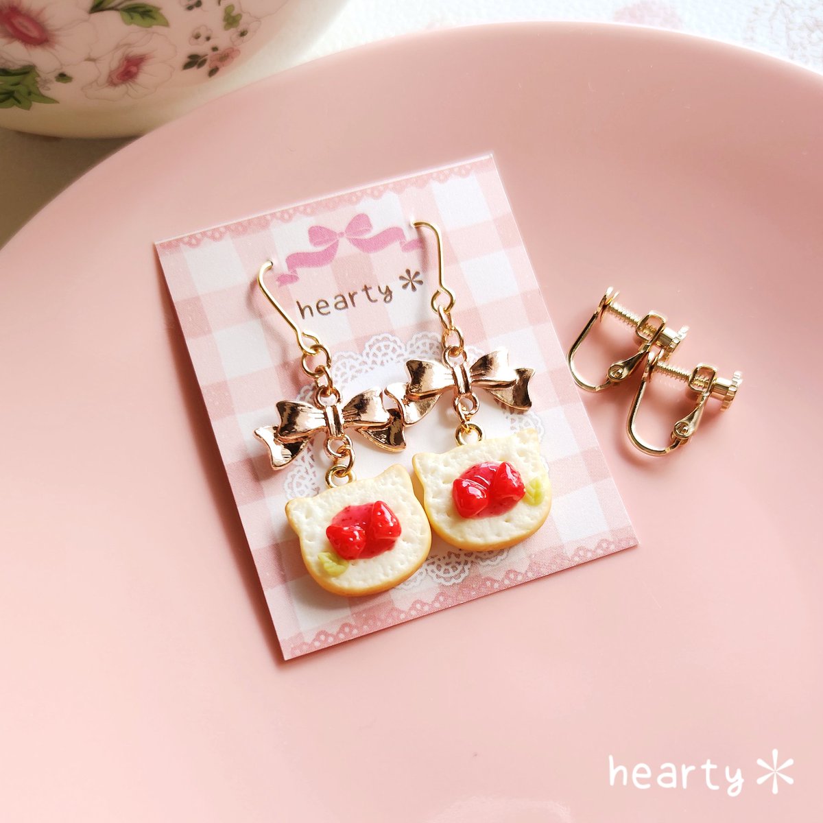 いつも♡やRPをありがとうございます💕 苺と苺ジャムをのせた🍓 ねこ
