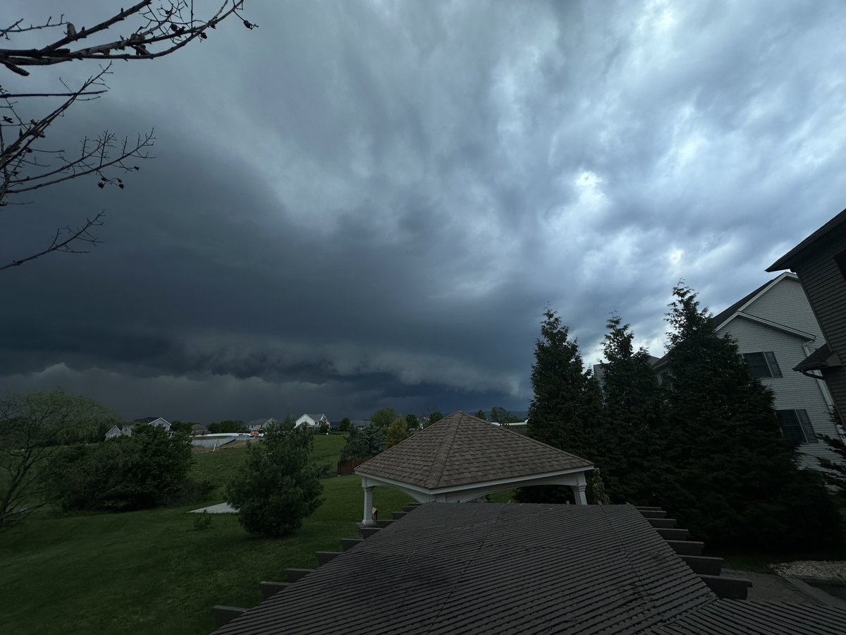 bmactuary's tweet photo. Paxtonia, Pa looking towards linglestown a few mins ago .  Moving fast

@NWSStateCollege @DopplerDan https://t.co/4LypbBl4No