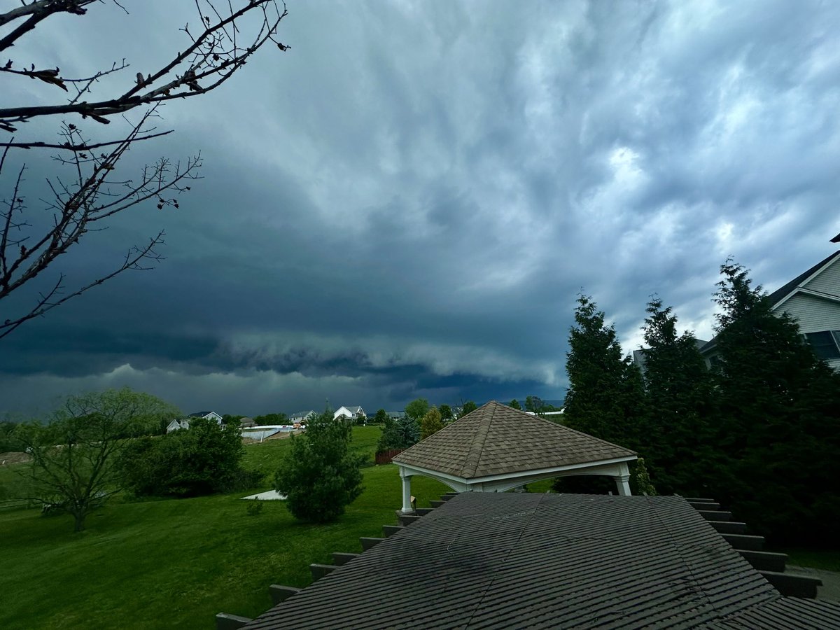 bmactuary's tweet photo. Paxtonia, Pa looking towards linglestown a few mins ago .  Moving fast

@NWSStateCollege @DopplerDan https://t.co/4LypbBl4No