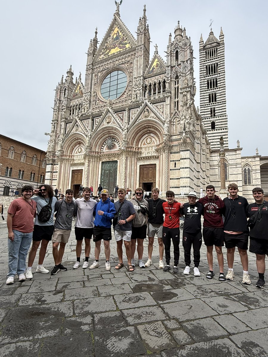 CoachTomWatts's tweet photo. DAY 3 in ITALY 🇮🇹 Siena 🔴⚫️ @OWUBishopFB https://t.co/Gz3PKZ7rI2
