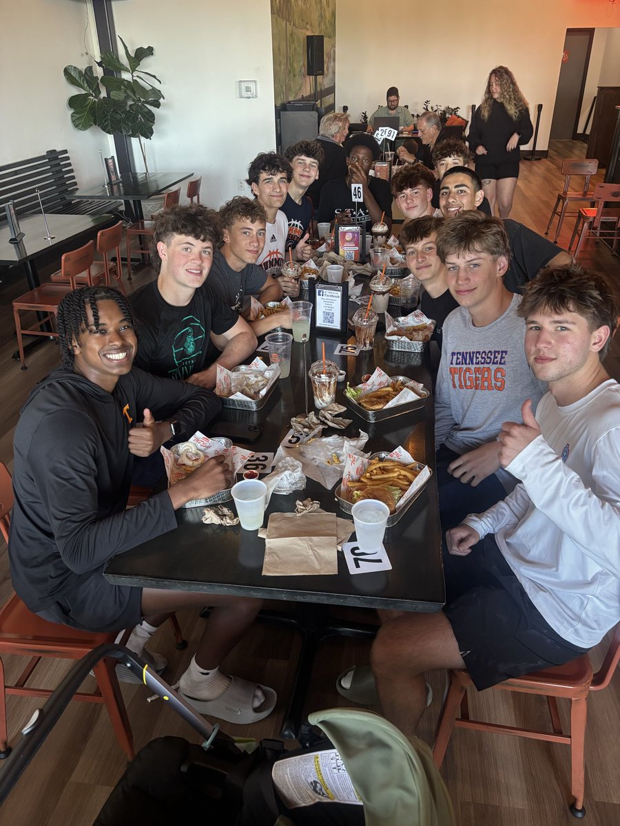 Summit HS Basketball tweet media