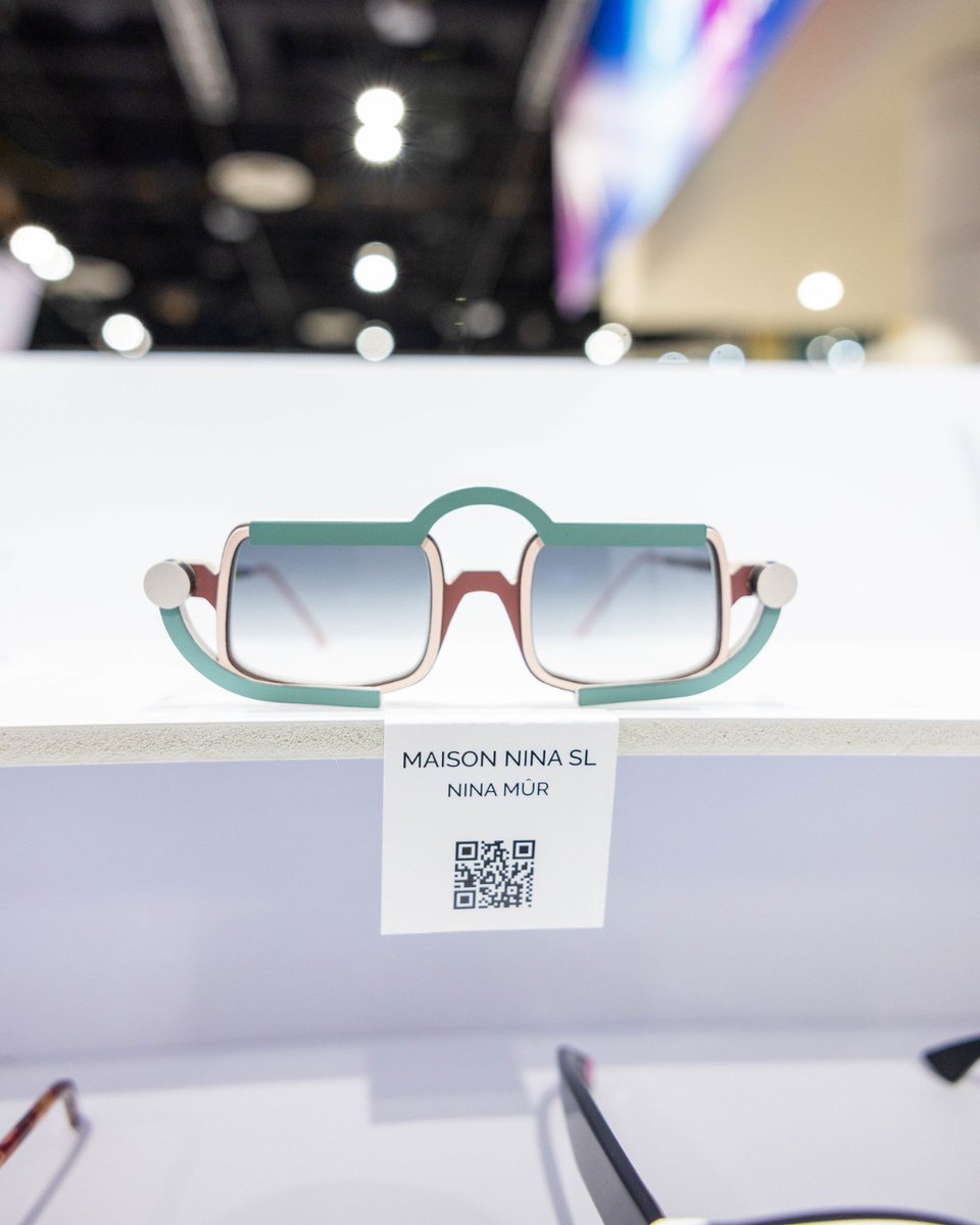 VisionExpo's tweet photo. Trending at #VisionExpo: Retro Revival 🕺

Vintage-inspired frames are everywhere—aviators, slim ’90s shapes, and reworked classics with modern proportions. https://t.co/65duvEeMxr