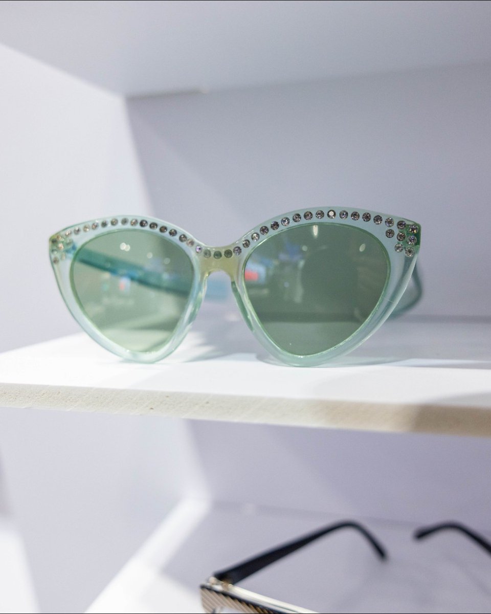 VisionExpo's tweet photo. Trending at #VisionExpo: Retro Revival 🕺

Vintage-inspired frames are everywhere—aviators, slim ’90s shapes, and reworked classics with modern proportions. https://t.co/65duvEeMxr