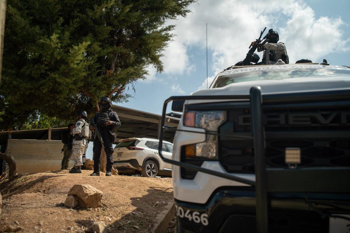 RedAMLOGro's tweet photo. Personal de fuerzas federales y estatales mantienen un operativo de vigilancia en las comunidades de Alcozacán y Coatzingo, municipio de Chilapa. Los efectivos utilizan equipo especializado en detección de drones para garantizar la seguridad y el resguardo de la población. https://t.co/o3V09XJhoD