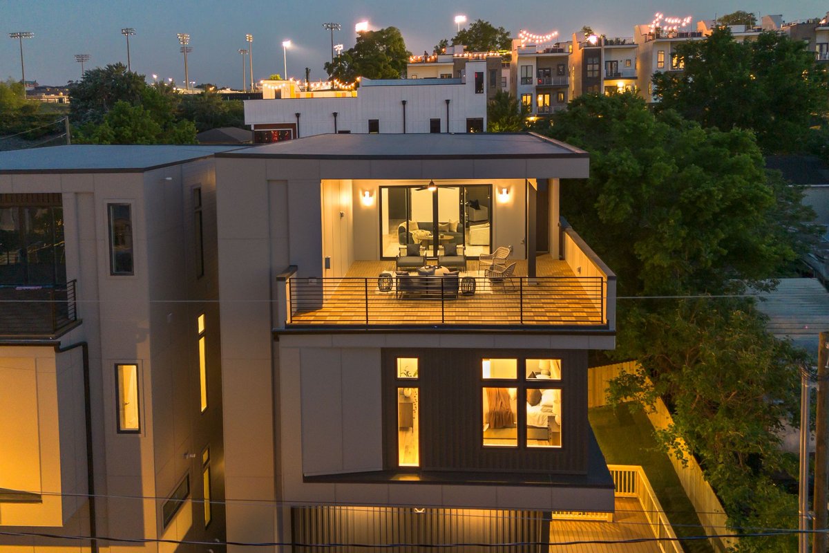 ParosGroupllc's tweet photo. The rooftop deck is the showpiece of this Southside Ave home—skyline views, hot tub hookups, wet bar, game room. Below, a chef's kitchen opens to expansive living spaces. Minutes to Downtown, 12 South, and The Gulch. https://t.co/E22VYD9jhD https://t.co/alUiOsgQlL