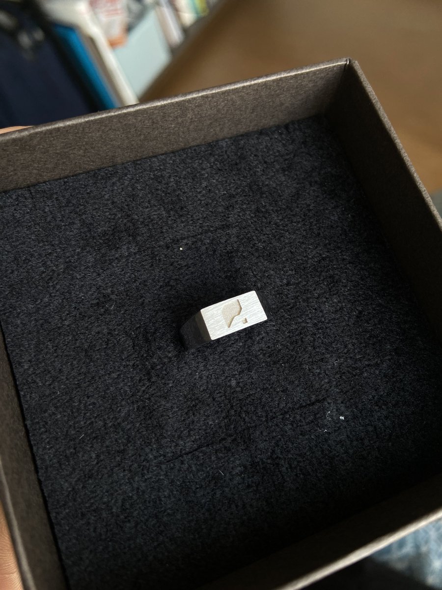 PerfuSEKABOON's tweet photo. 届いたーーー！！！
でもサイズミスったのか手が浮腫んでんのかギリッギリだった笑笑 https://t.co/gkpOMs00AU