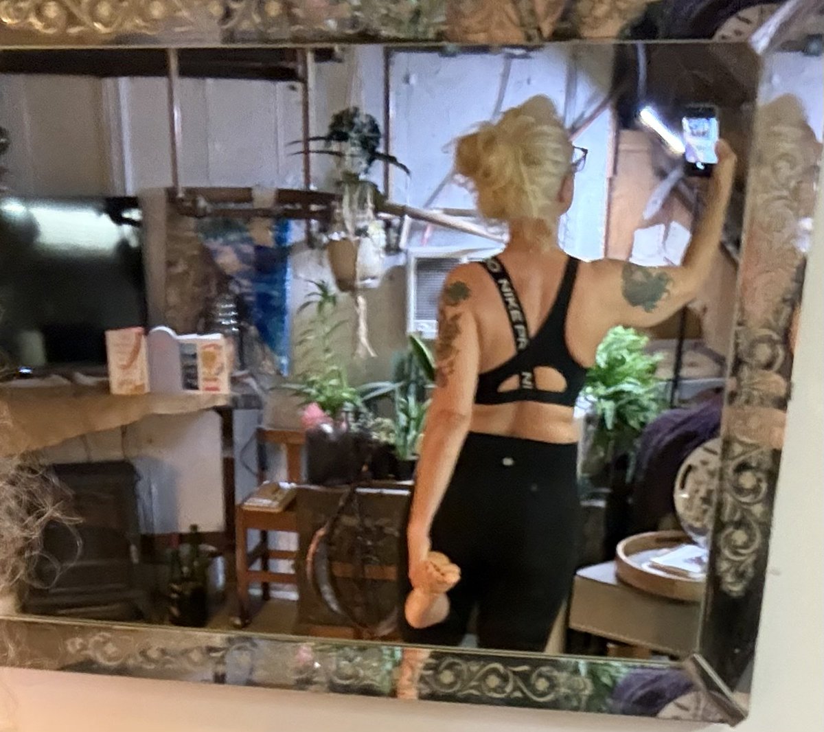 TrishaMArt70's tweet photo. Before I got triggered but thankfully I had Bob I was going to see - and he worked on my hip today sciatica was peaking around the corner past few days - it didn’t completely make its appearance - needless to say I worked through some shit at the gym https://t.co/ubFIx2K8DN