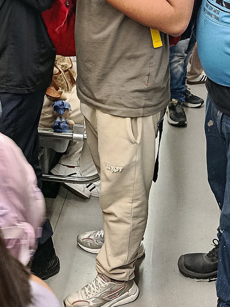 spyMedellin's tweet photo. Volvimos...
Juepta lo que a mí me encantan los hombres en #chandal y más si son así neitas rico, como este, marcando ese #paquete 
#buenosbultos
#bultosenchandal
#bultosdemacho https://t.co/sQXN4noGmr