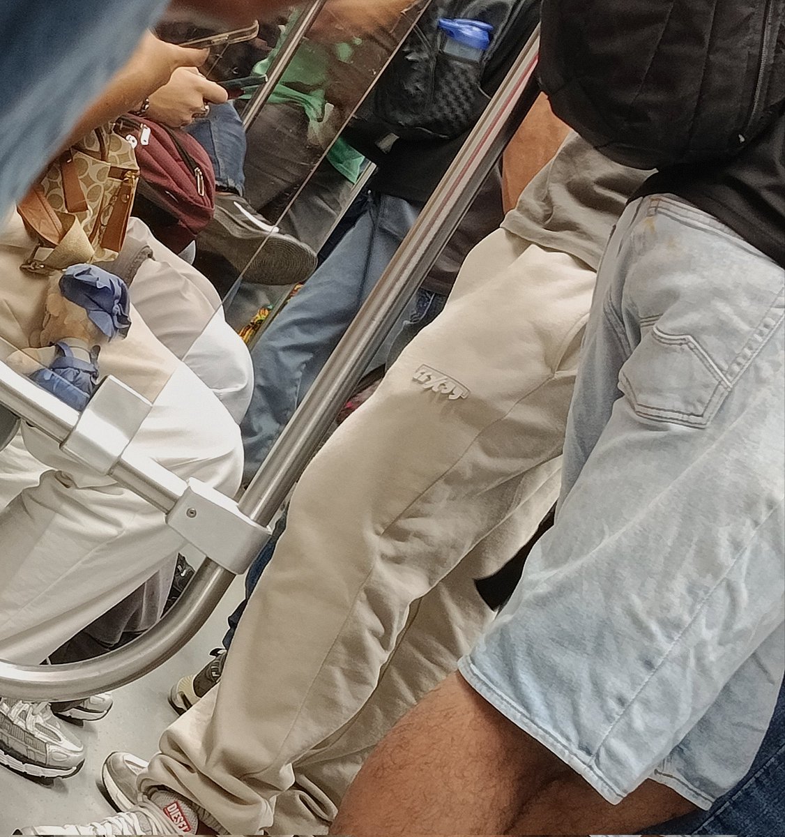 spyMedellin's tweet photo. Volvimos...
Juepta lo que a mí me encantan los hombres en #chandal y más si son así neitas rico, como este, marcando ese #paquete 
#buenosbultos
#bultosenchandal
#bultosdemacho https://t.co/sQXN4noGmr