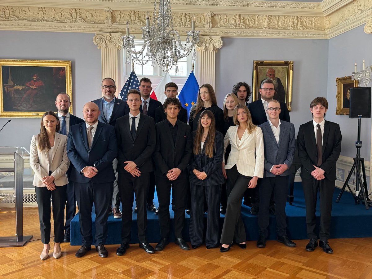 pawelkusiak's tweet photo. Ze studentami Stosunków Międzynarodowych @Akademia_MW  w @PolishEmbassyUS. @L_Wyszynski @MaciejJamroz https://t.co/K8csbY9Gcc