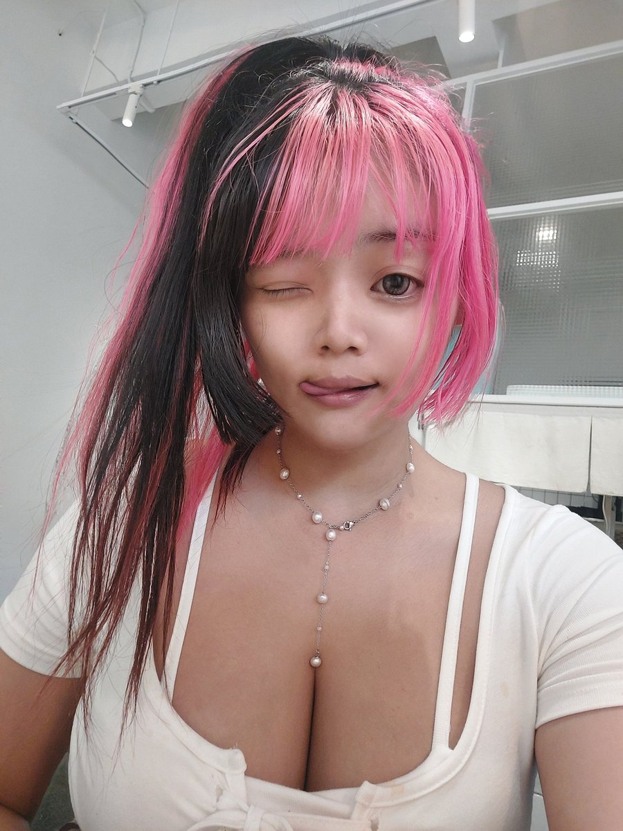 唉呦 光線問題啦
有自然光照在臉上黑眼圈就沒那麼深了啦～～～
我就想說怎麼上一張照片，我臉是黃的，嚇死，趕快補一張沒有那麼病態的照片上來！！
#這個表情超難做
#眼睛快抽筋 https://t.co/kmwpeS1djM