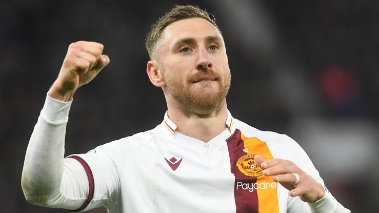 AnnounceMoult's tweet photo. Happy birthday @louismoult a fantastic player with @MotherwellFC and many other clubs, hopefully you can get a new club soon and they'll be lucky to have you. 🧡 https://t.co/bTJzU5jAld