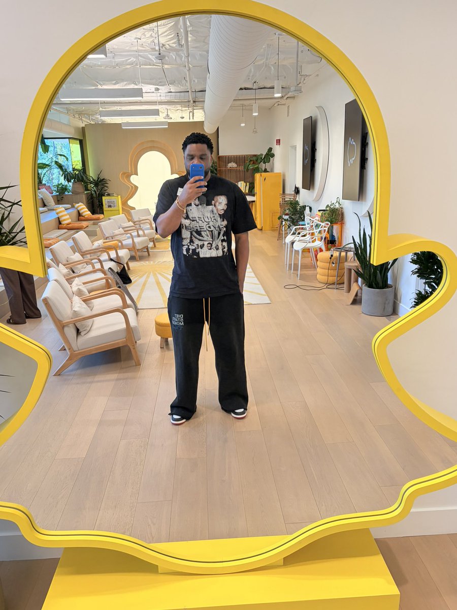 malonestweets's tweet photo. Thank you @Snapchat for showing us around the HQ today! Looking forward to creating content with you https://t.co/pshQPYblPr