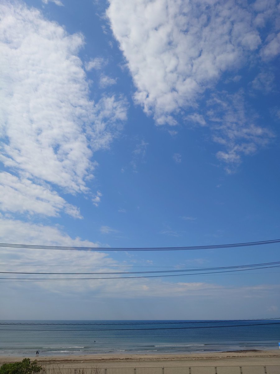 shimamumin's tweet photo. おはようございます。今朝の由比ガ浜は晴れ。今日も爽やかに晴れました。昨日の予報は関東南岸エリアは曇りがちに。でも１日晴れに変わったようですね。昨日よりまた少々暑くなり。夏日が続くようです。暑さに弱い方は暑さ対策を。水分塩分お忘れなく。海は今日も穏やか。皆様も穏やかな日々を〜🌿 https://t.co/5RYuNan7vQ