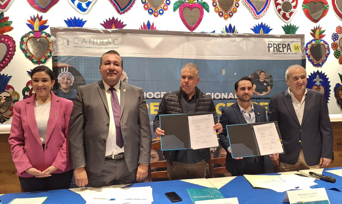 NexosTuristicos's tweet photo. CANIRAC Y PREPA IN IMPULSAN BECAS PARA MUJERES DEL SECTOR RESTAURANTERO

La CANIRAC y PREPA IN firmaron un convenio para lanzar “Mujeres que Crecen”, iniciativa que otorgará 5 mil becas con apoyo del 50% para que mujeres trabajadoras del sector restaurantero y sus familias puedan concluir su bachillerato en línea con certificación oficial SEP.

El programa representa una inversión de 11.250 millones de pesos y busca impulsar la profesionalización y desarrollo de las colaboradoras de la industria restaurantera, donde actualmente más del 39% del personal no supera la educación secundaria.

Ignacio Alarcón Rodríguez destacó que la educación y capacitación son clave para fortalecer el futuro de la industria y brindar mayores oportunidades de crecimiento personal y profesional a las mujeres del sector.

Por su parte, Rodrigo Loeza King explicó que concluir el bachillerato puede generar una verdadera movilidad social, además de mejorar las oportunidades laborales e ingresos de las personas.

El modelo de PREPA IN permite concluir la preparatoria en solo 16 semanas mediante una plataforma 100% en línea, flexible y con acompañamiento de tutores, clases en vivo y atención vía WhatsApp.

Actualmente, PREPA IN suma más de 30 mil estudiantes y más de 17 mil graduados con certificado oficial SEP.

Las interesadas pueden consultar la convocatoria y acceder a una de las becas en https://t.co/f9WlmWIJLl

@canirac @TaicoAlarconR  @SEP_mx
