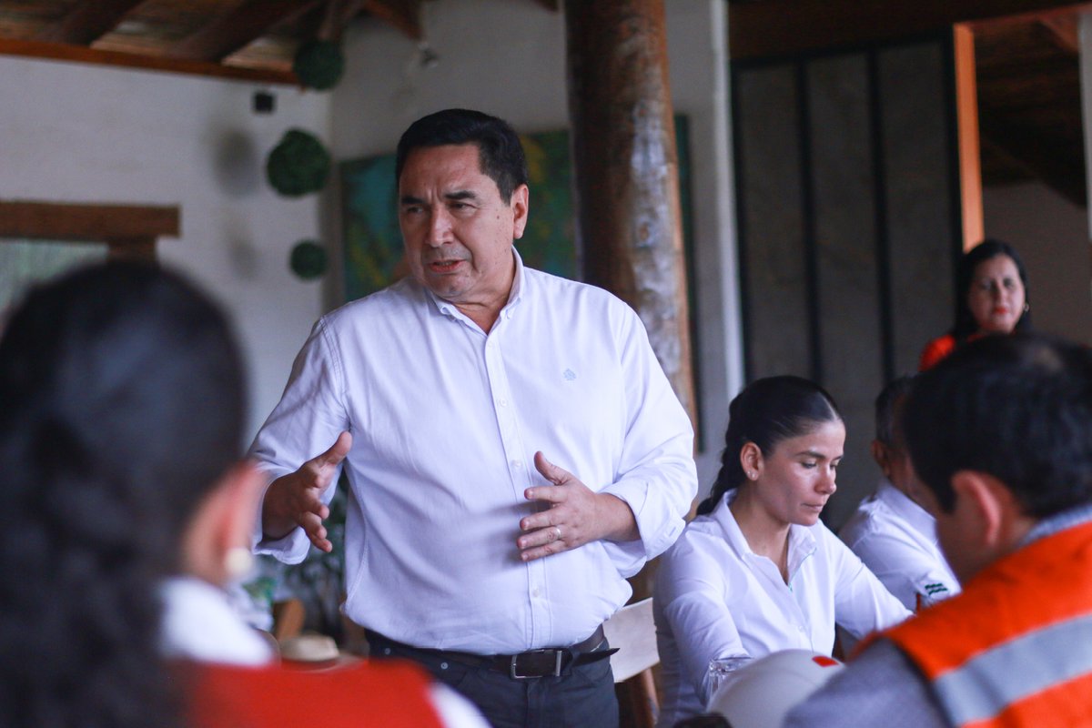 GermainGCV's tweet photo. Rodrigo Paz confirma financiamiento para concluir carretera San José - San Ignacio!!

Después de una reunión con ejecutivos de #ABC, por gestion conjunta con la senadora Natalia Miserendino, mediante comunicación telefónica él presidente confirmó el financiamiento... https://t.co/Tjsq1X1rAa