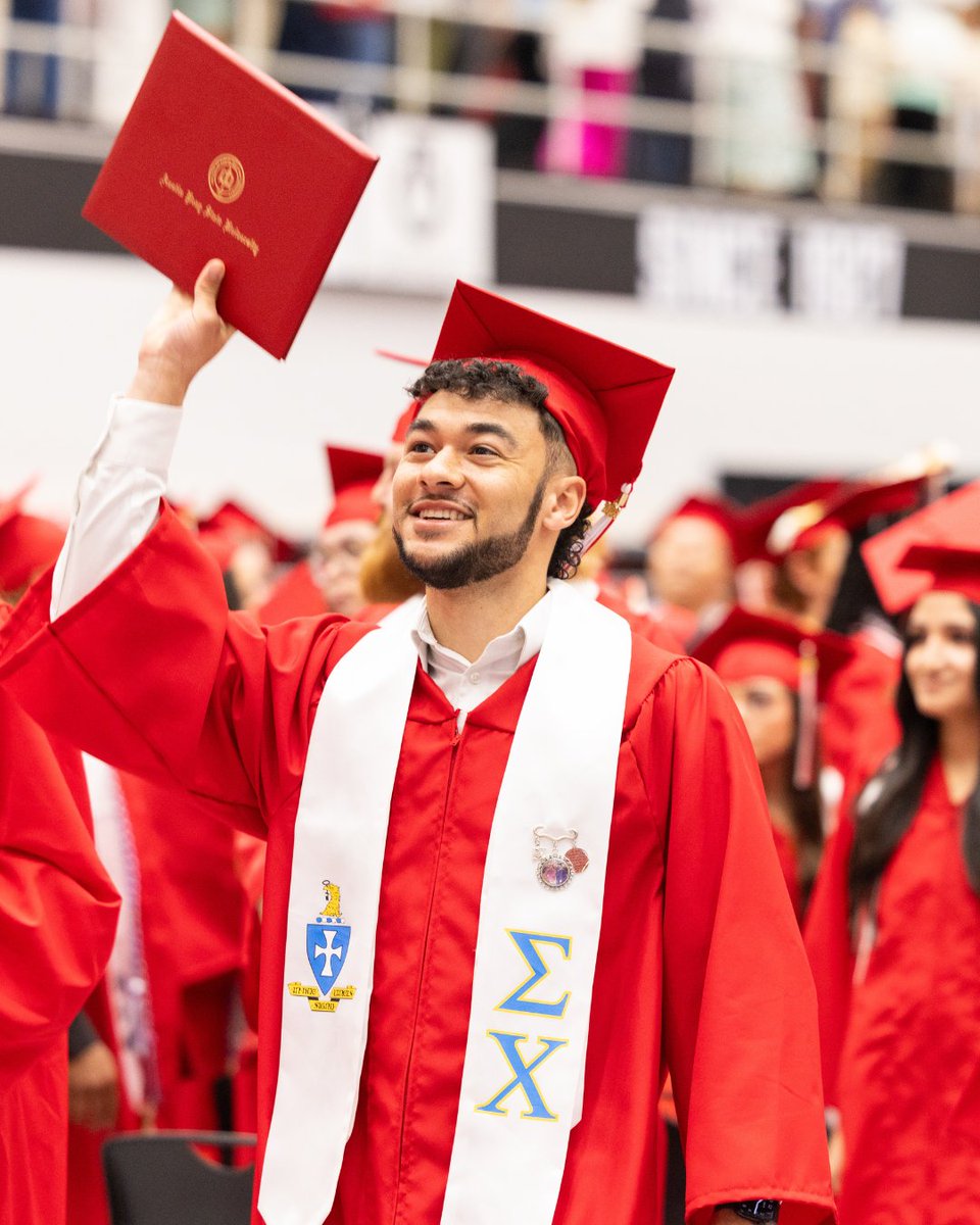 austinpeay's tweet photo. Another round of applause for our APSU grads!❤️ https://t.co/dXbb3KmSPn