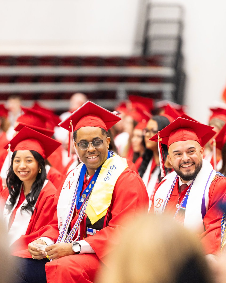austinpeay's tweet photo. Another round of applause for our APSU grads!❤️ https://t.co/dXbb3KmSPn