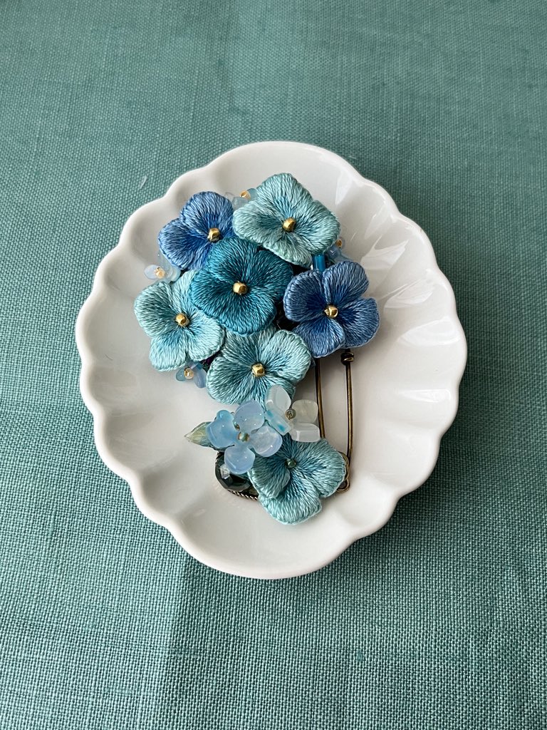 uluuuno's tweet photo. 紫陽花が咲く頃を楽しみに待っています(*´꒳`*)

オフフープ立体刺繍 https://t.co/QPGUnsH1nR