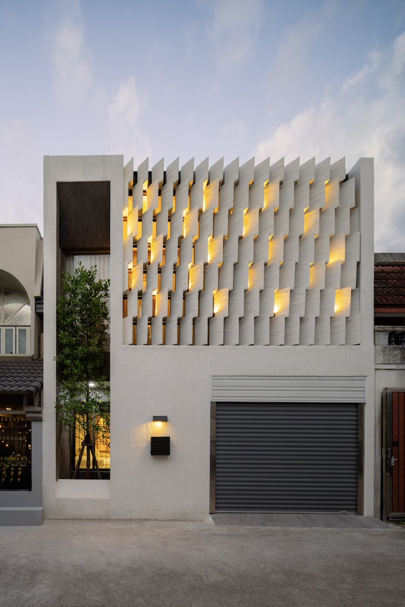 Architizer's tweet photo. An aging urban townhouse is reworked through geometric façade screens, open-plan living spaces and a double-height library hall.

📍 Bangkok, Thailand
Project by: 0CM
Photos by: selectionpix
Details: https://t.co/F9jnY0KApS https://t.co/92oqUSsiub