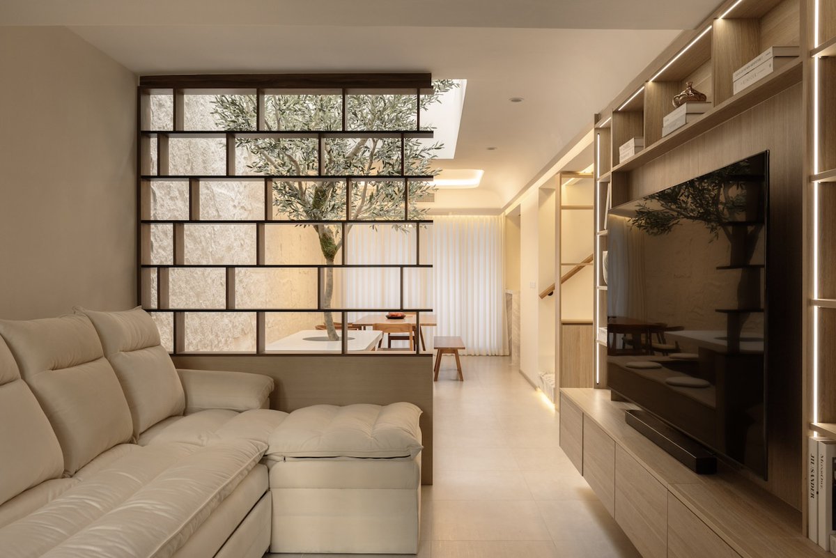Architizer's tweet photo. An aging urban townhouse is reworked through geometric façade screens, open-plan living spaces and a double-height library hall.

📍 Bangkok, Thailand
Project by: 0CM
Photos by: selectionpix
Details: https://t.co/F9jnY0KApS https://t.co/92oqUSsiub