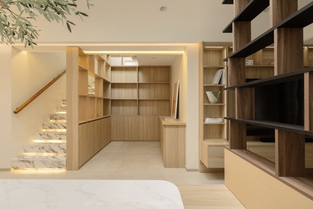 Architizer's tweet photo. An aging urban townhouse is reworked through geometric façade screens, open-plan living spaces and a double-height library hall.

📍 Bangkok, Thailand
Project by: 0CM
Photos by: selectionpix
Details: https://t.co/F9jnY0KApS https://t.co/92oqUSsiub