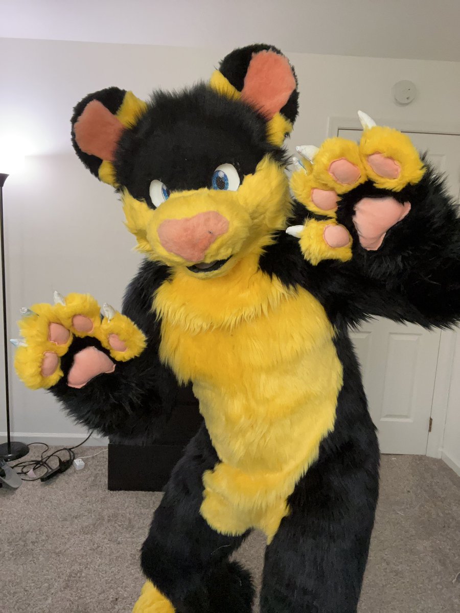 TyphoonTempest's tweet photo. @TheInodog @oakleycreations Have only made one fully completed suit so far, but im currently working on my first full suit commission! https://t.co/AdwFZ5Kkel