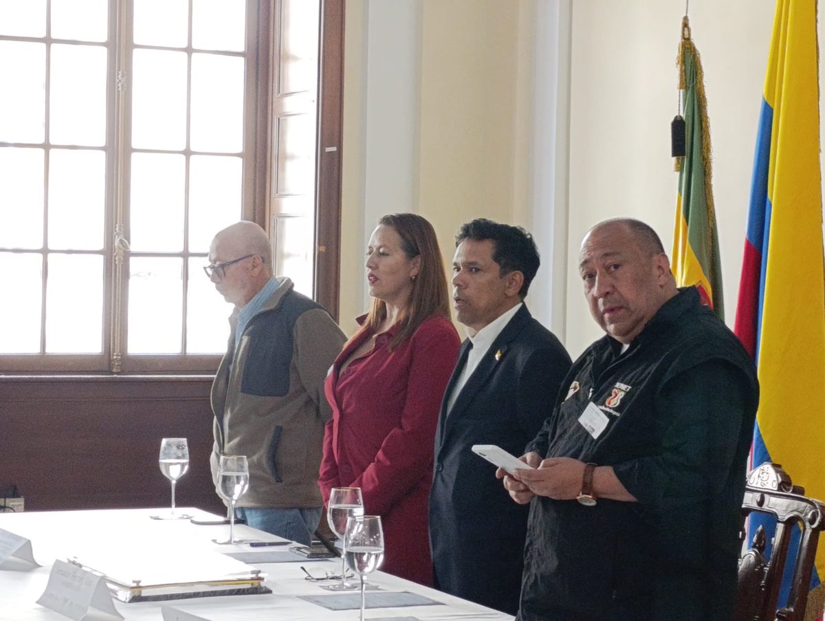sunetcolofc's tweet photo. En acto protocolario llevado el día de hoy, @sunetcolofc hace un reconocimiento público a la labor legislativa del senador @ferneysilvaid y destaca su compromiso y representación en la dignidad de la clase trabajadora colombiana.🇨🇴💪🏻
#SunetSuSindicatoEstatal https://t.co/TvyqvrkbfG