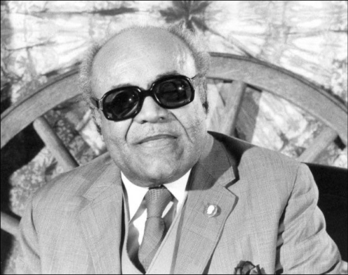 TheNancyRoc's tweet photo. Maurice Alfredo Sixto (23 mai 1919 – 12 mai 1984) est considéré comme le plus grand conteur et humoriste haïtien du XXe siècle. Né aux Gonaïves, cet intellectuel aux multiples talents a exercé comme journaliste, enseignant de littérature, traducteur et animateur de radio. Il a profondément marqué la culture haïtienne grâce à son génie de l'oraliture et sa maîtrise unique du genre littéraire de la lodyans. #NRoc