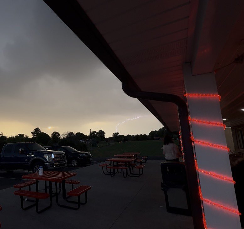 ManleyWeather's tweet photo. Storm chasing in Harrisonburg Virginia around 745-750 https://t.co/zsoPyQ34Jo