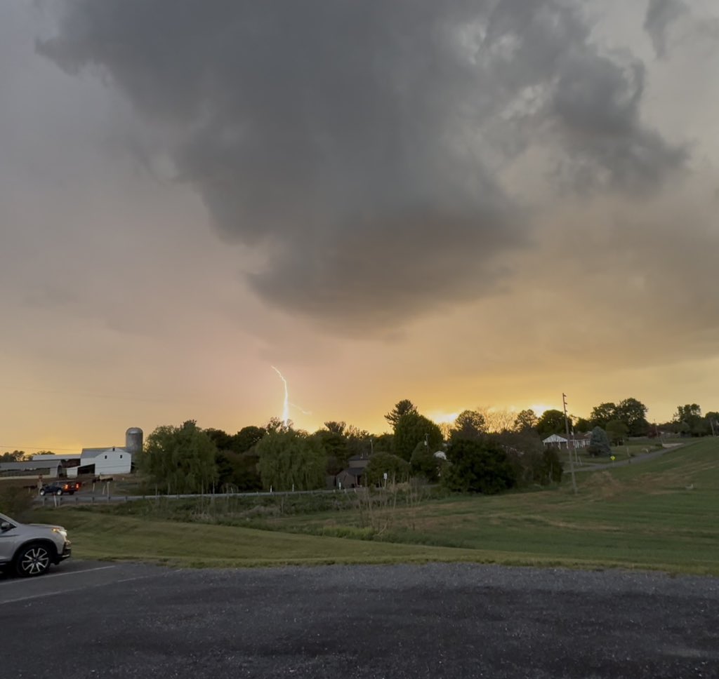 ManleyWeather's tweet photo. Storm chasing in Harrisonburg Virginia around 745-750 https://t.co/zsoPyQ34Jo