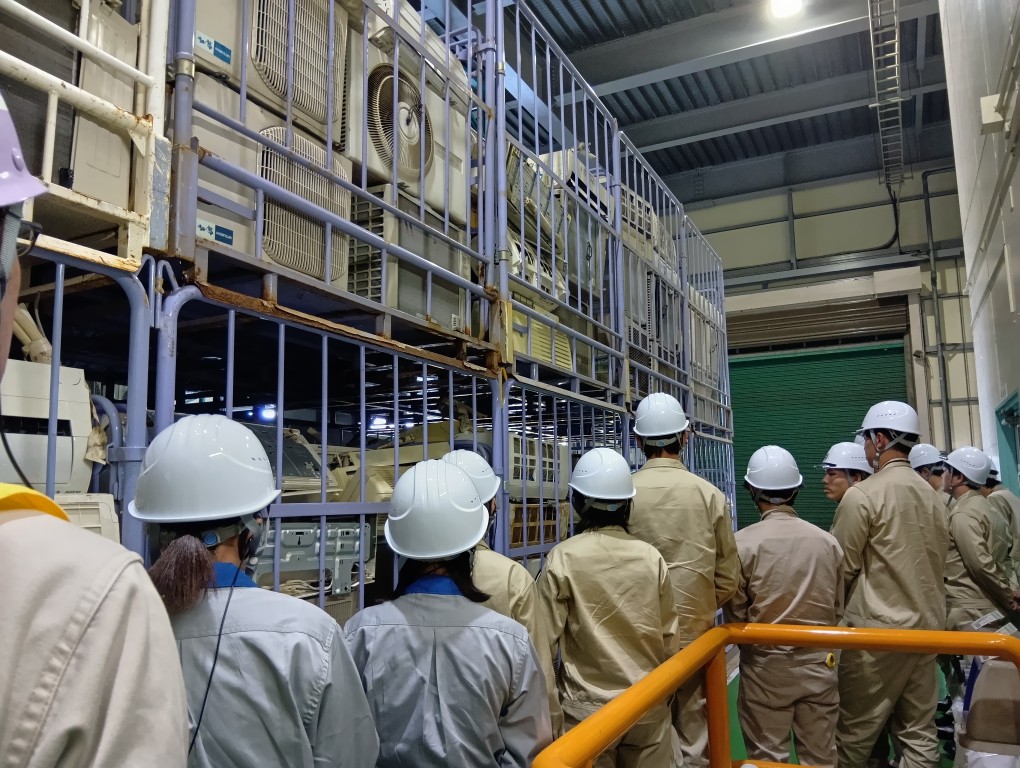 HCS_1998's tweet photo. 5/12(火)当社とお取引きのある合同製鐵㈱の新入社員の皆様(16名)が研修プログラムの一環として当社のご視察に来られました。鉄スクラップの発生元である当社をご視察頂く事で、今後の各々の担当業務に役立てて頂ければと思います。
#家電リサイクル
#鉄スクラップ https://t.co/4G3J92zYZr