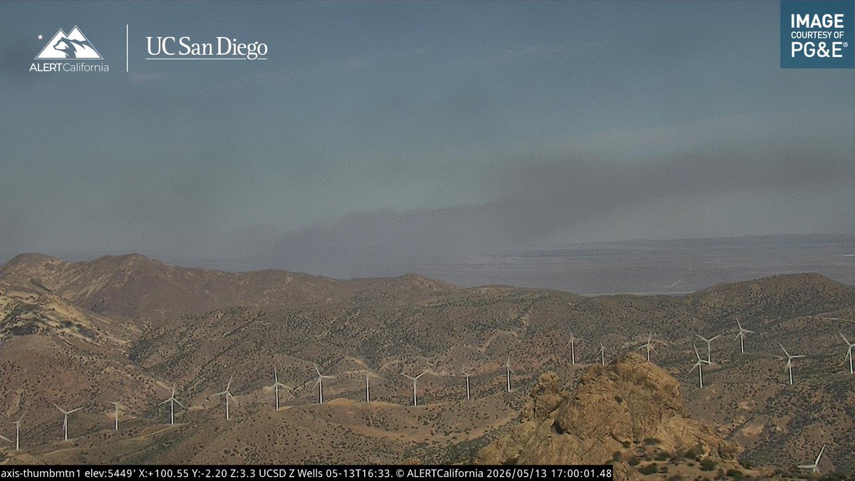 DanielFireTruck's tweet photo. Ground Resources having been working the #NeuraliaFire Anne Avenue/Neuralia Road, Kern County.
The Fire is currently 900 acres, Moderate Rate of Spread, pushing to the East, Copter 409 will be enroute. https://t.co/IuSfTLQcWd