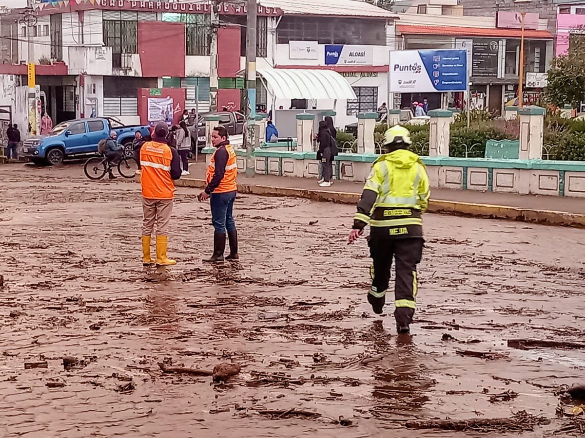 CaroLozanoHaro's tweet photo. Nos encontramos atendiendo un aluvión registrado en el sector de #Aloasí, cantón Mejía, tras el desbordamiento de una quebrada provocado por las lluvias.

Desde territorio @Riesgos_Ec , articulamos acciones con las entidades de respuesta para evaluar afectaciones y coordinar maquinaria que permita atender la vía afectada y proteger a las familias del sector.