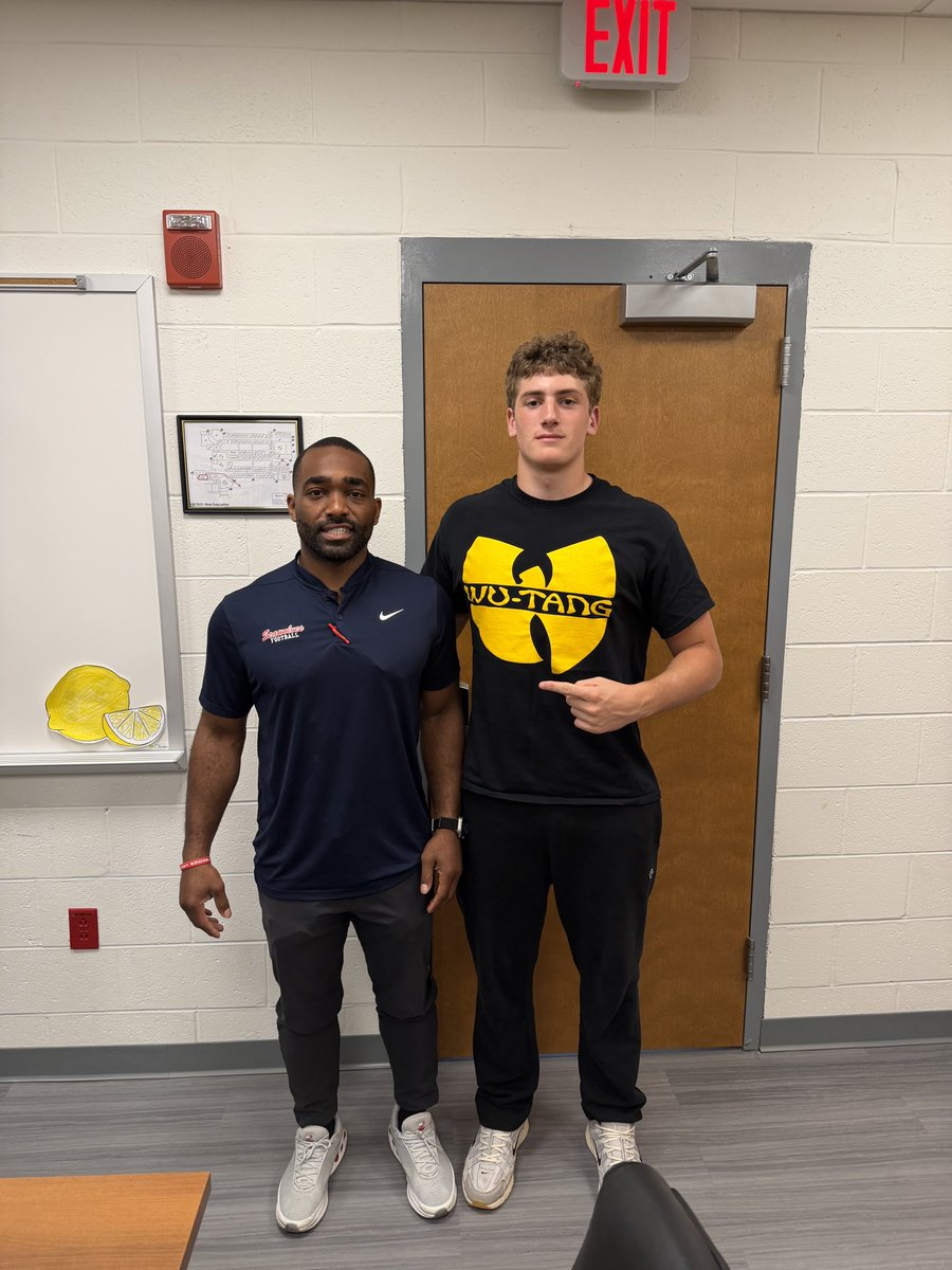 DannyGreene44's tweet photo. I appreciate @Coach_Davis2 for stopping by and teaching me about @StonyBrookFB program.  Excited for the future!

@hs_mercer 
@bench424nmore 
@YAthletesF  
@HoundsGridiron 
@5StarScouting 
@KeyPlayerNation https://t.co/0AyymXp7kq